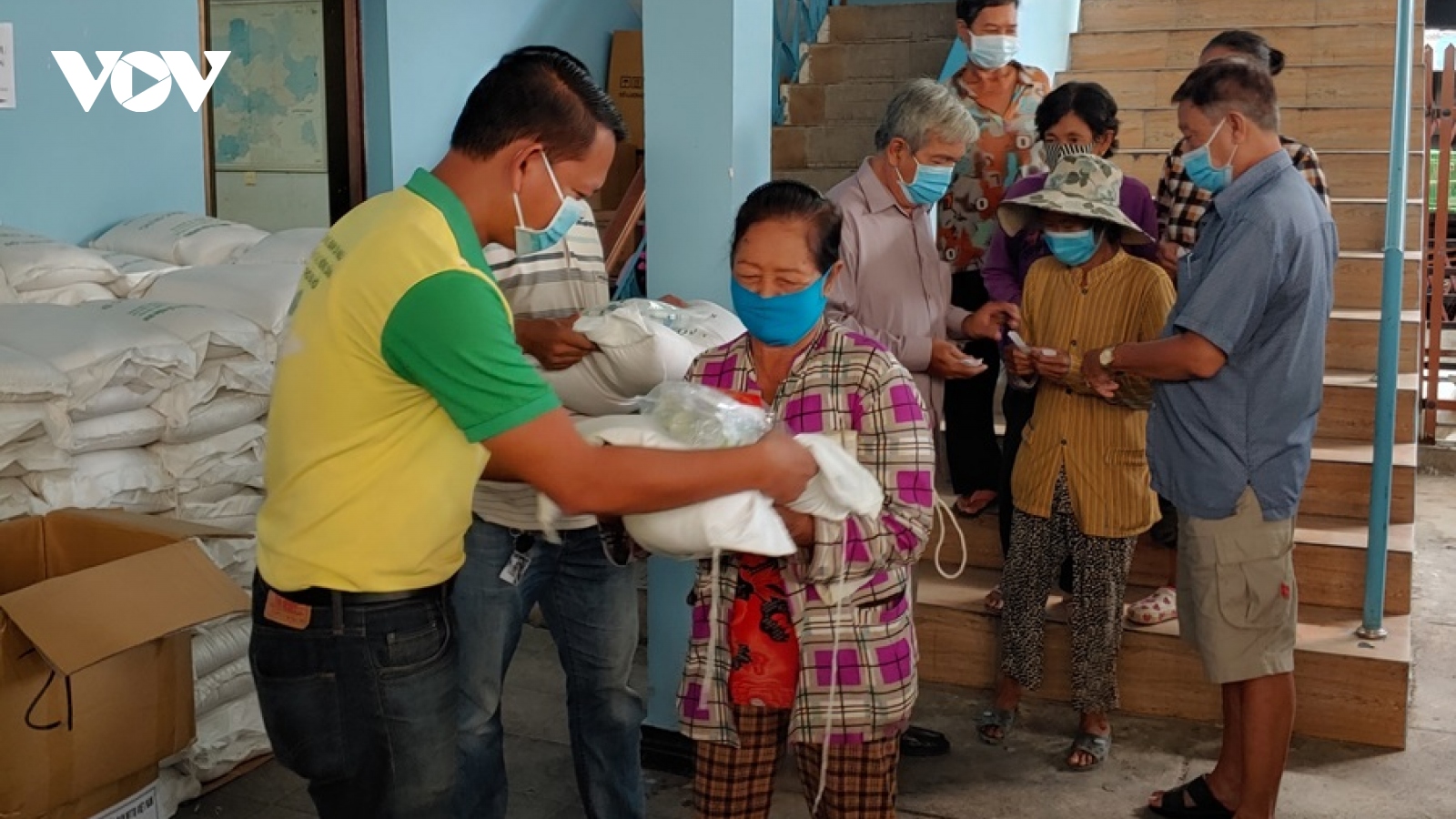Trao quà cứu trợ người gốc Việt có hoàn cảnh khó khăn tại Campuchia